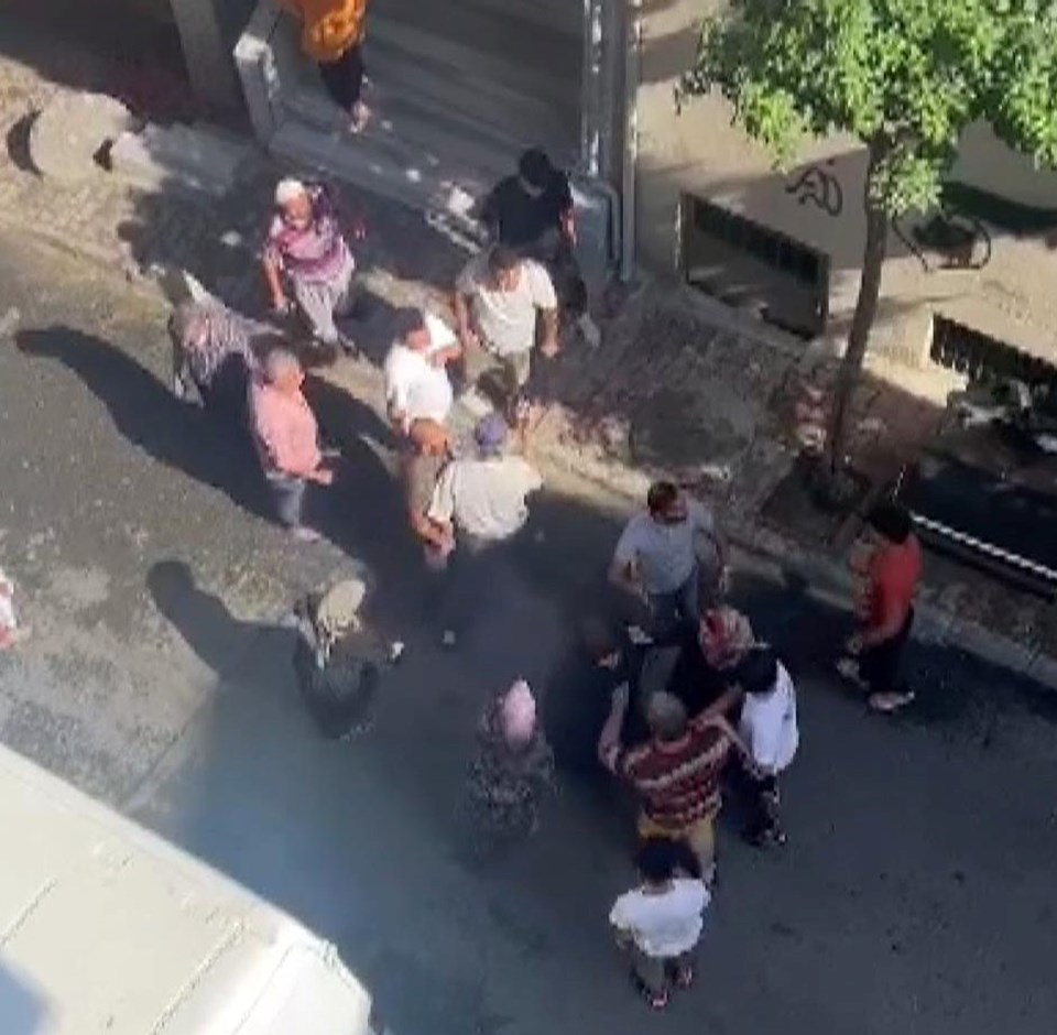 Ev sahibi ile kiracı arasında tekmeli yumruklu kavga - 1