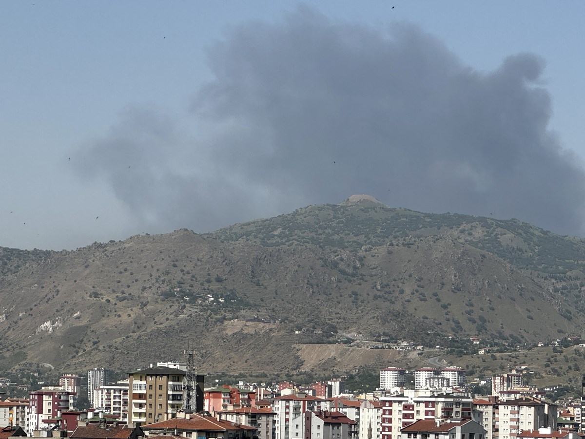 Yangın nedeniyle oluşan duman, kent merkezinden de görüldü.