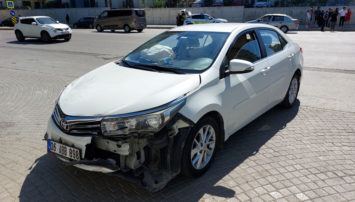 Samsun'da otomobil kamyonla çarpıştı : 3 yaralı