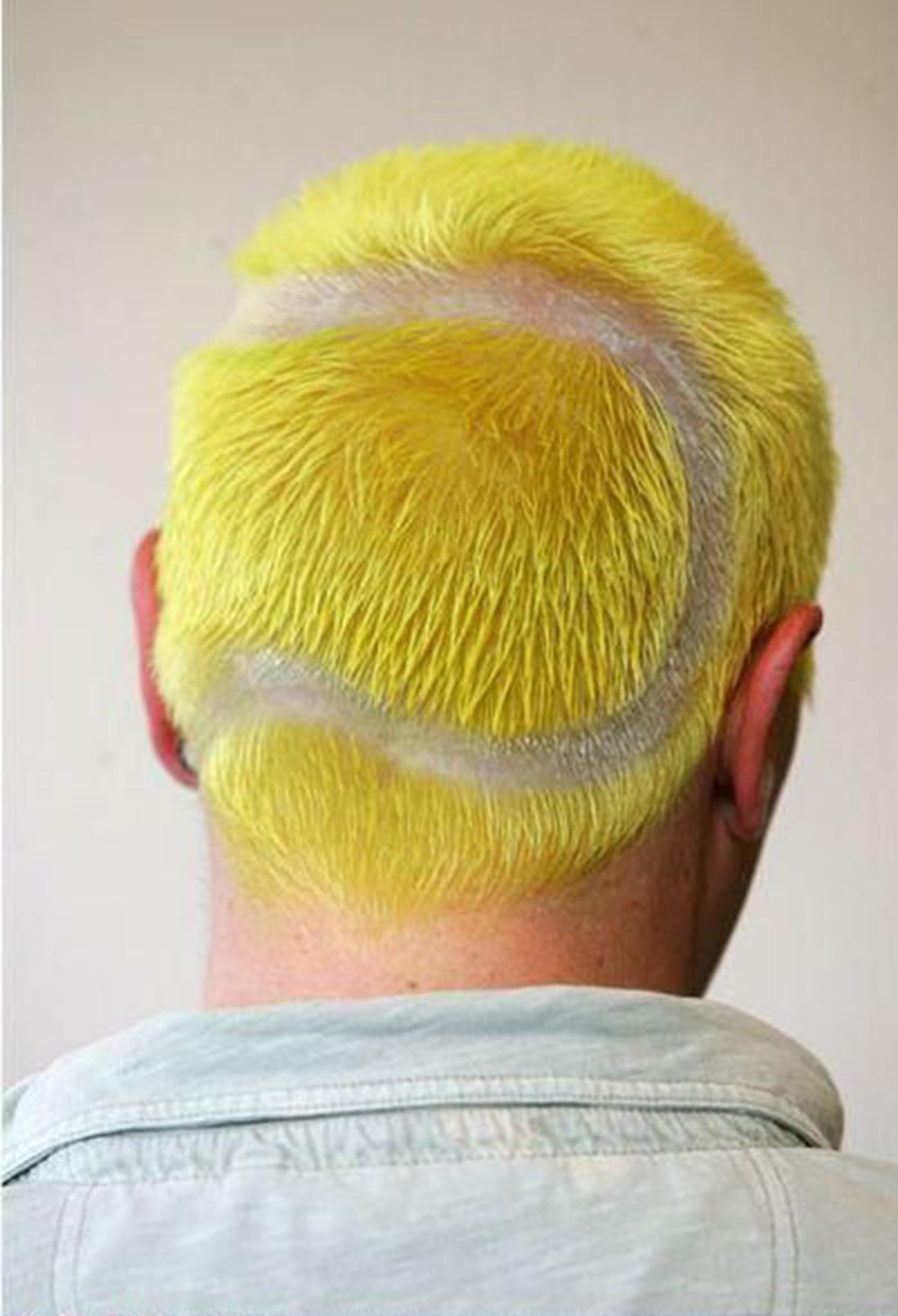 Бритая плохо. Жёлтые волосы мужские. Желтая прическа мужская. Узор краской на голове на затылке. Желтые волосы прическа мужская.