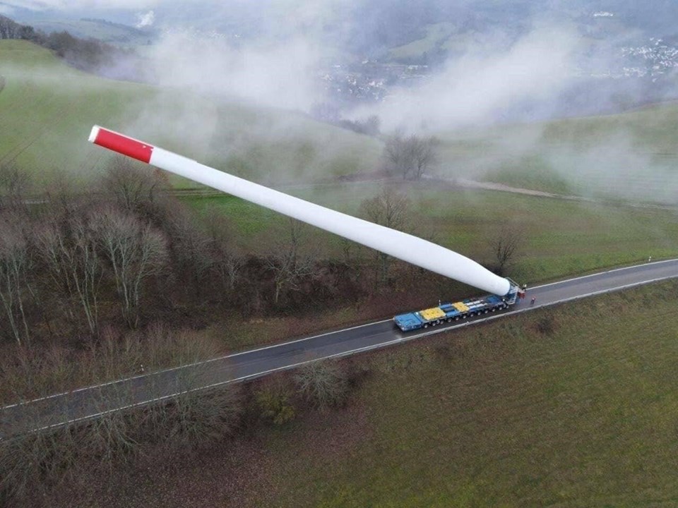 67 metrelik dev rüzgar türbini kanadının zorlu taşınma süreci paylaşıldı - 1