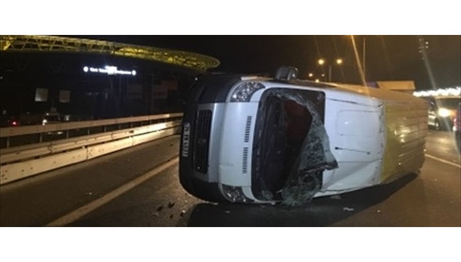 TEM'de minibüs devrildi: 2 yaralı
