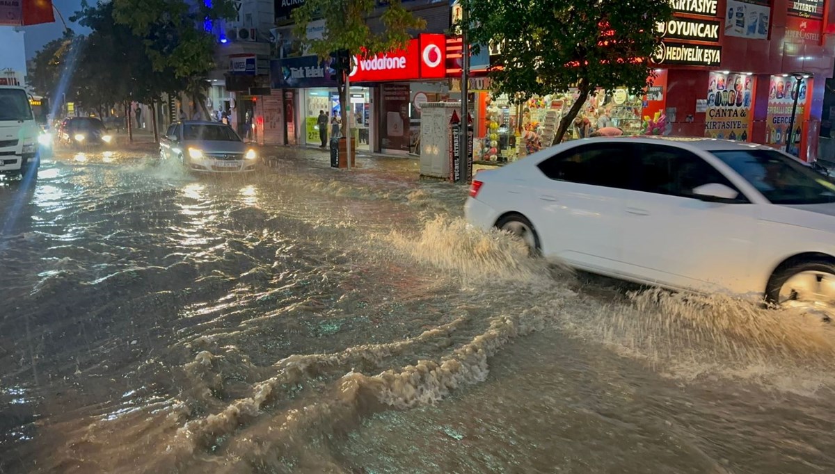 Elazığ'da sağanak yağış: Yollar göle döndü