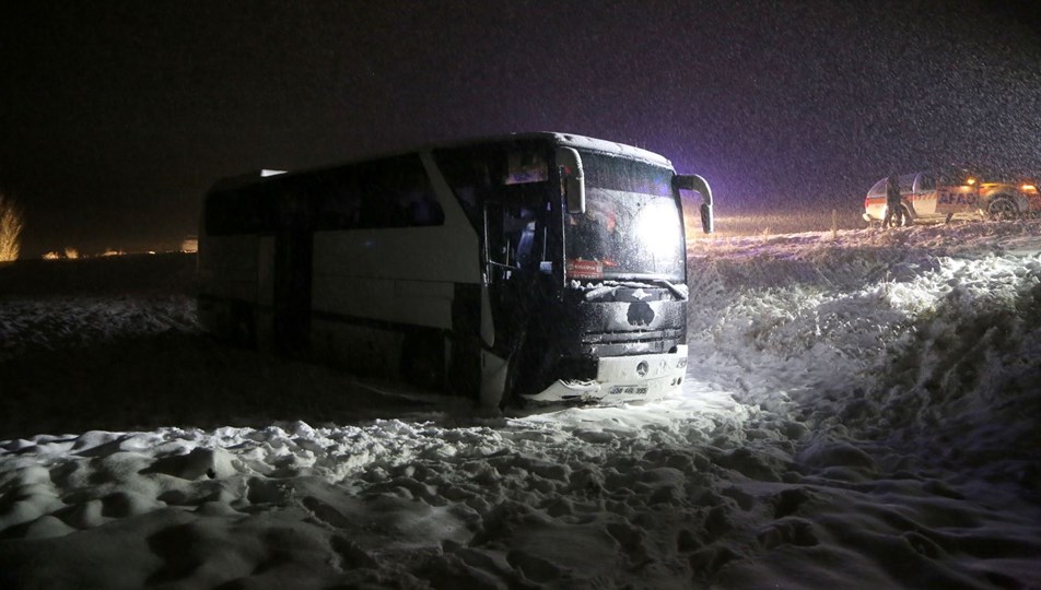 Genç futbolcuları taşıyan otobüs yoldan çıktı: 7 yaralı