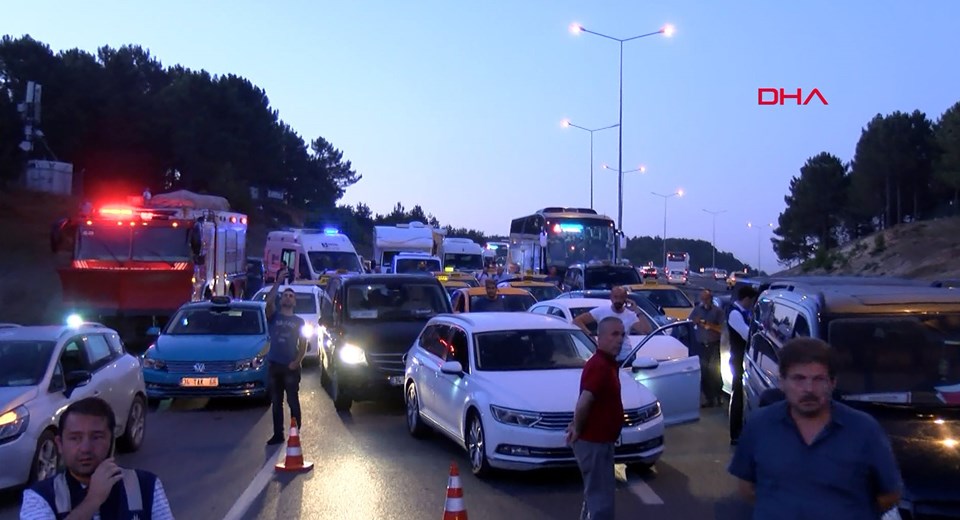 İstanbul Havalimanı yolunda hafriyat kamyonu devrildi - 1
