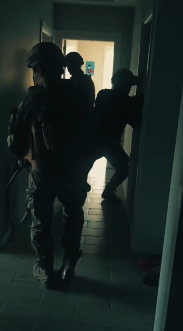 Şüphelilerin konutlarına operasyon düzenlendi.