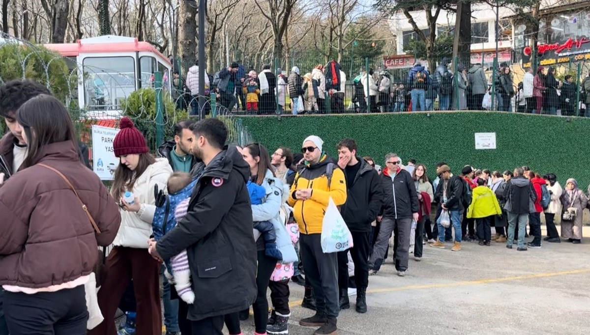 Arıza yaptı, metrelerce kuyruk oluştu: Saatlerdir bekliyorlar Arıza yaptı, metrelerce kuyruk oluştu: Saatlerdir bekliyorlar