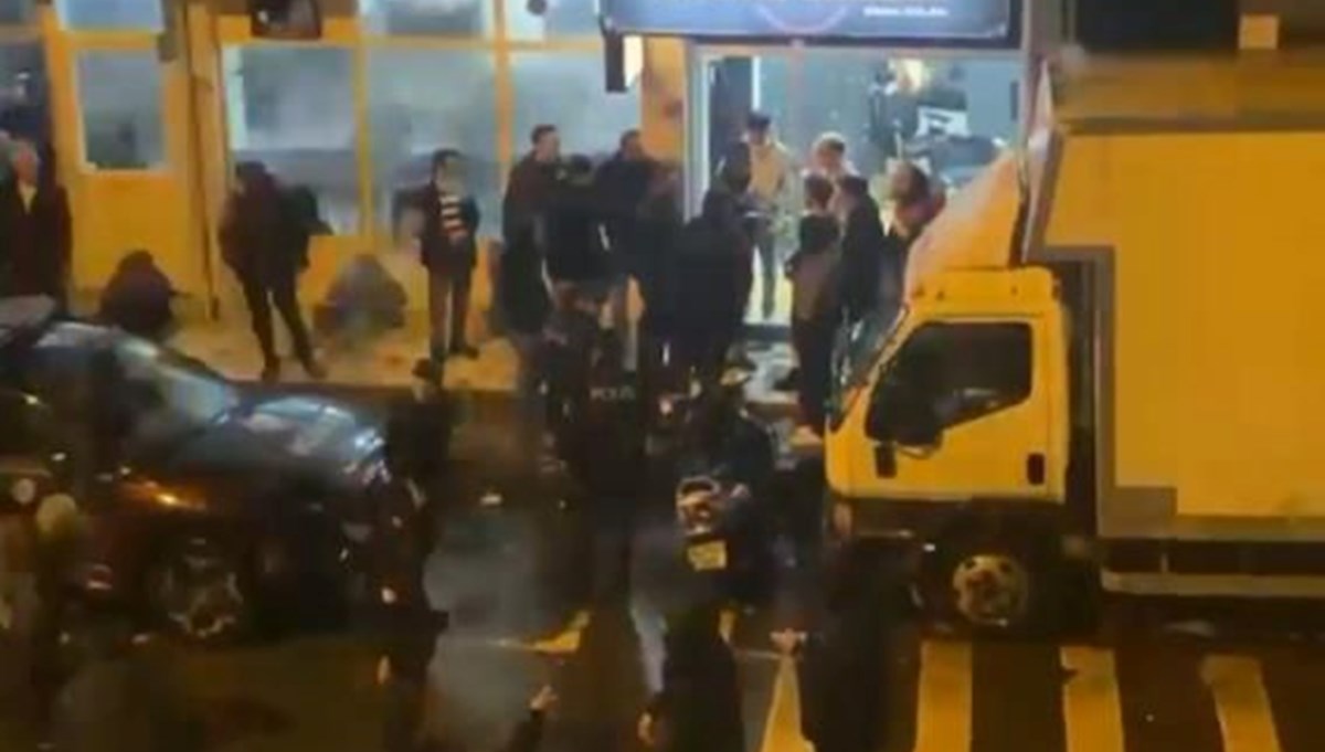 Ataşehir'de berber dükkanına silahlı saldırı : 1 yaralı Ataşehir'de berber dükkanına silahlı saldırı : 1 yaralı