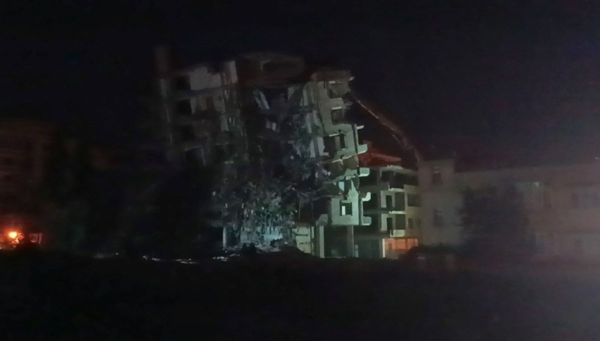 Gaziantep'de ağır hasarlı bina yıkılırken çöktü Gaziantep'de ağır hasarlı bina yıkılırken çöktü