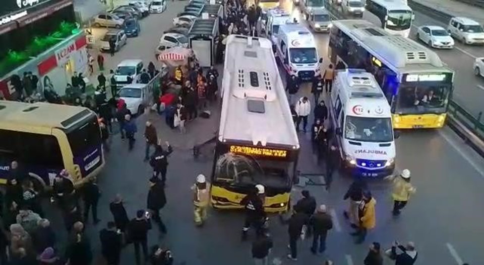 SON DAKİKA HABERİ: Bahçelievler'de İETT otobüsü durağa girdi:1 ölü, 4 yaralı - 1