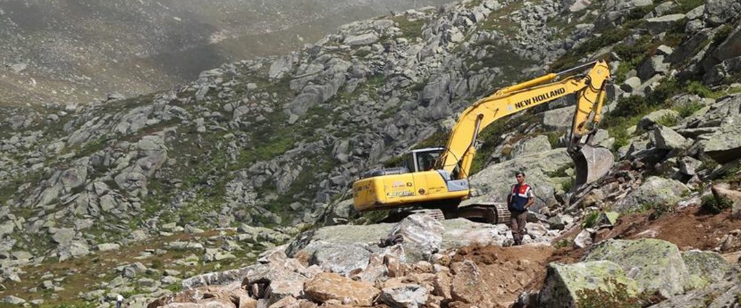 Yeşil Yol Projesi'nde çalışan kepçe operatörü ayağından ...