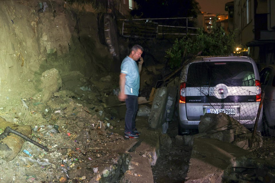 Ankara’da istinat duvarı araçların üzerine çöktü - 1