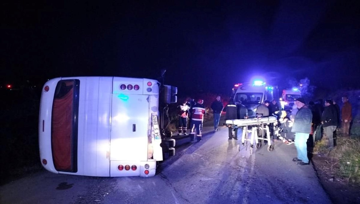 Kontrolden çıkan işçi servisi devrildi: 2 yaralı Kontrolden çıkan işçi servisi devrildi: 2 yaralı