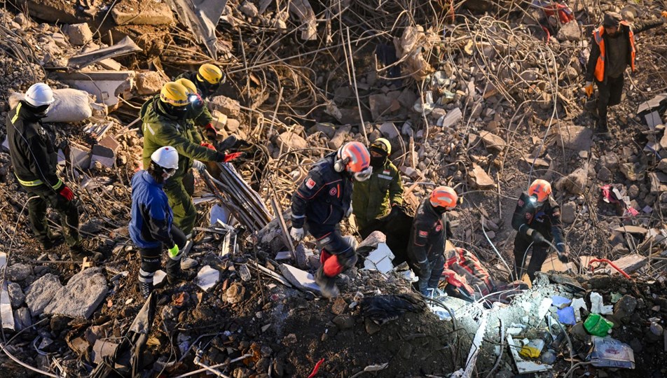 Deprem sonrası enkaz altında yaklaşık 2 milyon dolar buldular