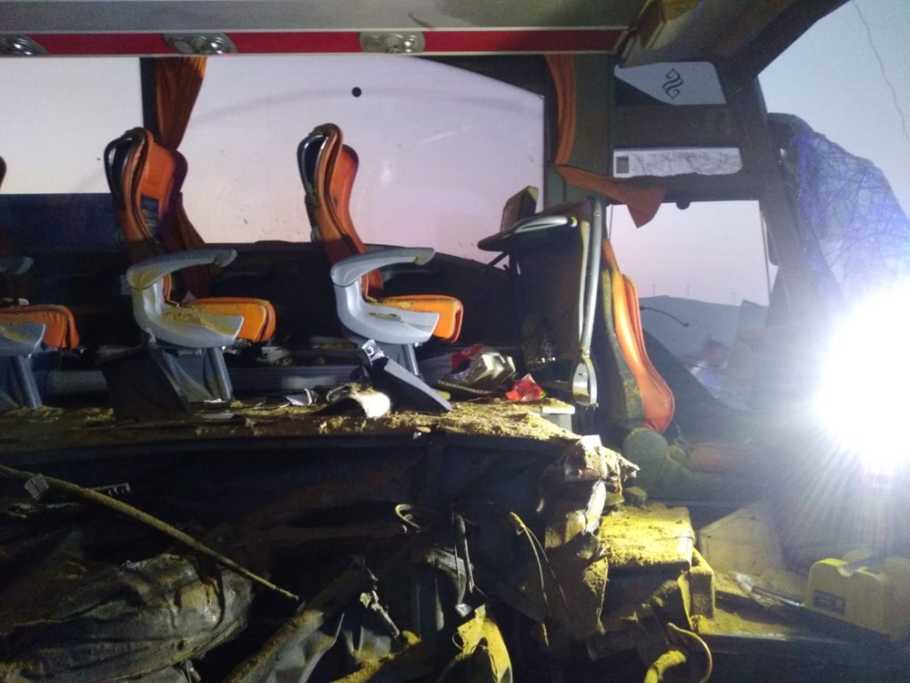 Otobüs kamyona çarptı: 6 kişi öldü, 37 kişi yaralandı - 8