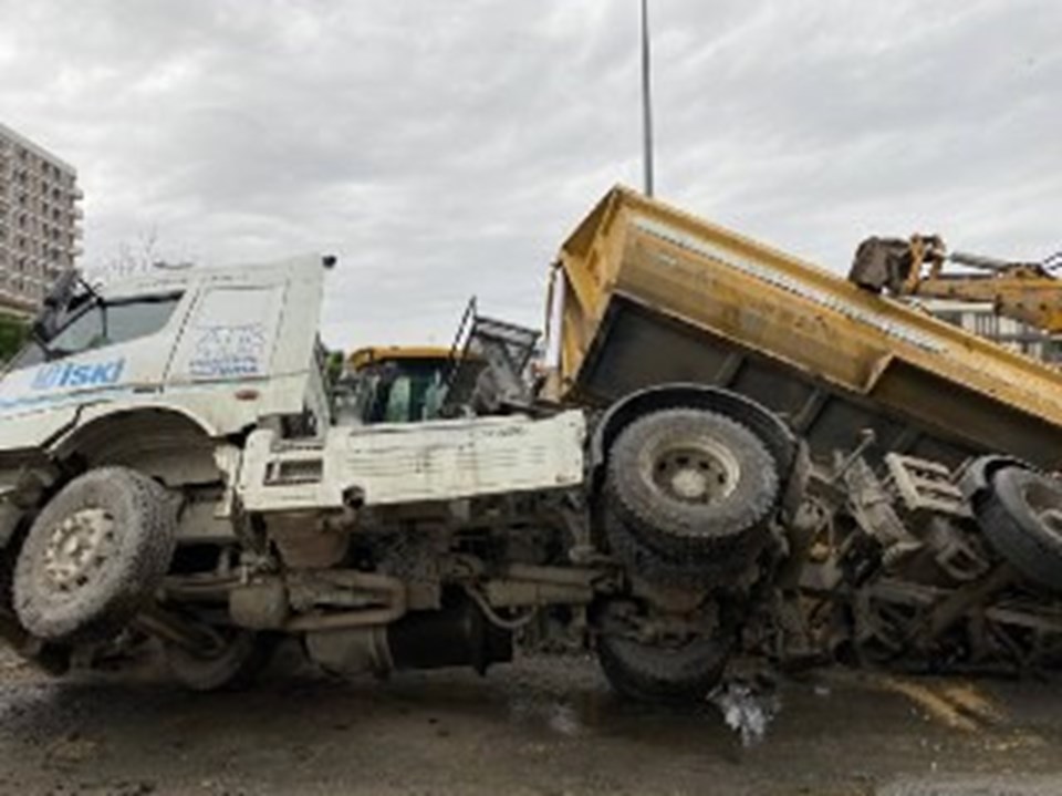 Beylikdüzü'nde yol çöktü: Hafriyat kamyonu devrildi - 2