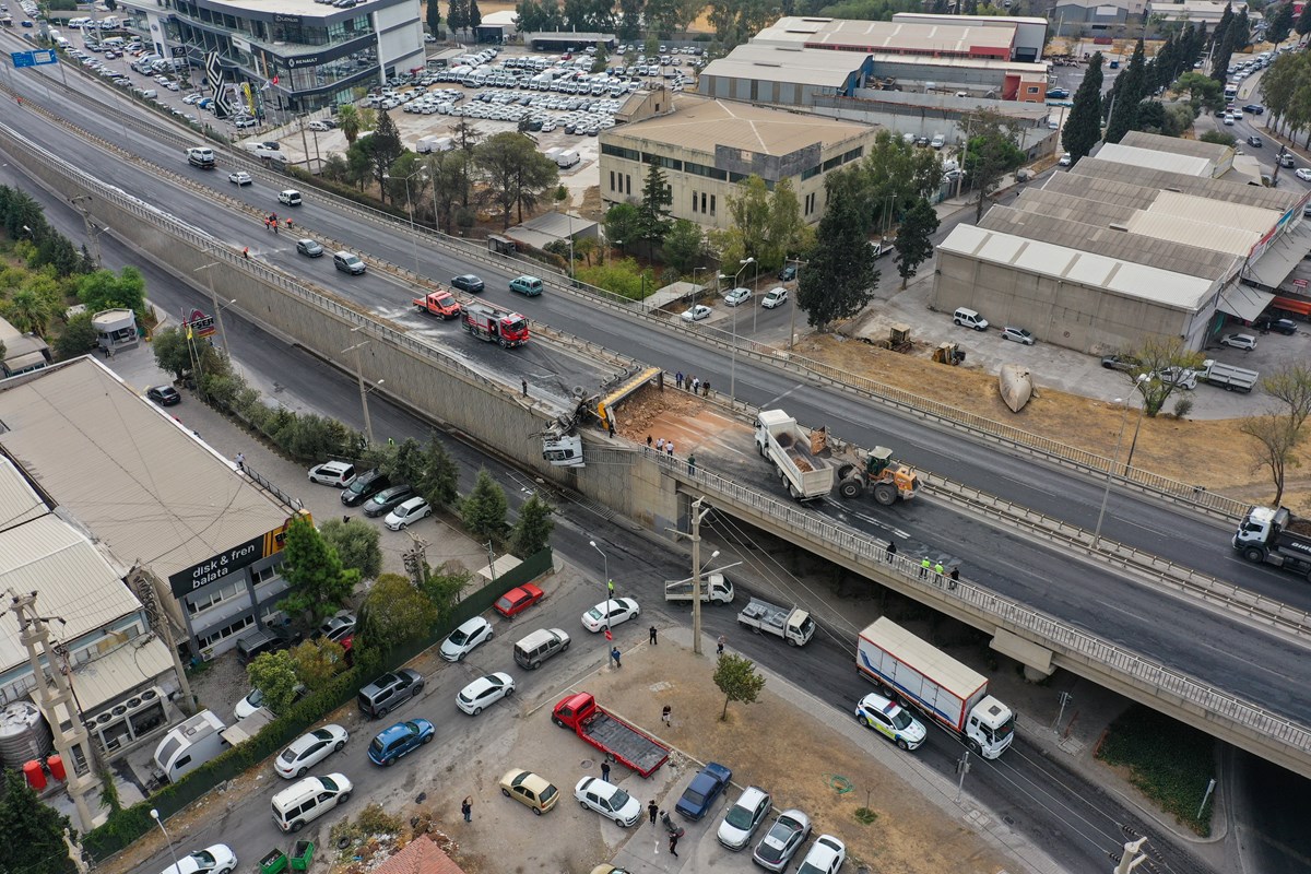Trafiğin kapandığı kaza sonrası TIR