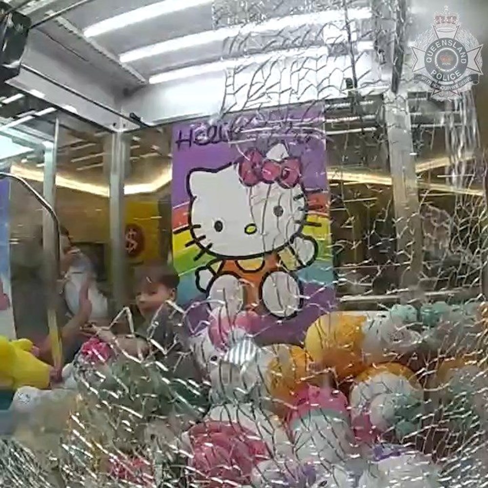 Oyuncak makinesinin içinde mahsur kalan çocuk kurtarıldı - 4