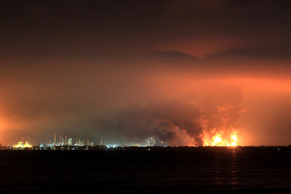 Endonezya'da petrol rafinerisinde patlama - 1