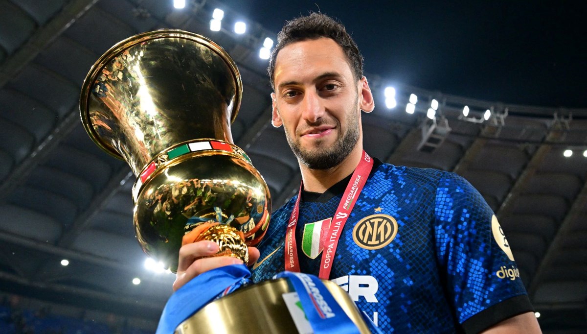 Hakan Çalhanoğlu'nun ilk İtalya Kupası zaferi