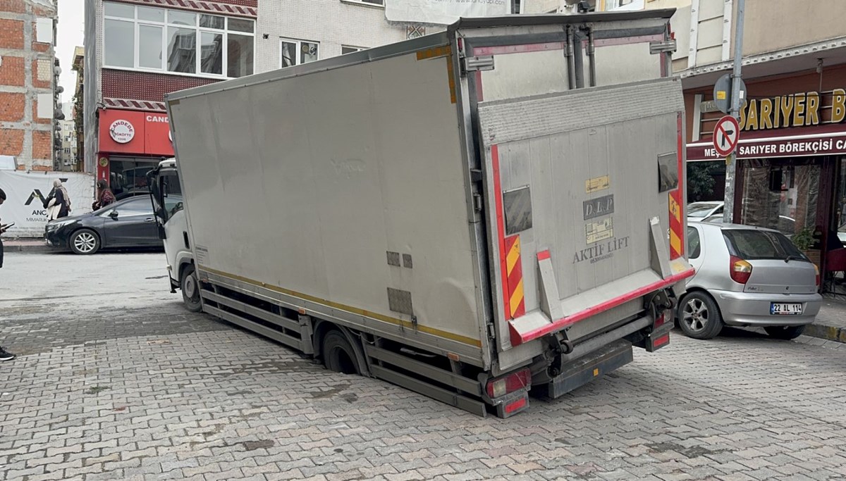 Çöken yola tekerleği düşen kamyon kurtarıldı Çöken yola tekerleği düşen kamyon kurtarıldı