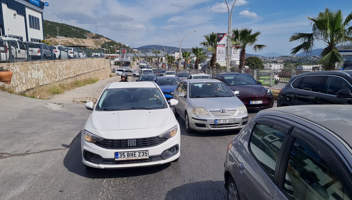 Bodrum'da yoğunluk başladı: 24 saatte 15 bin araç girişi Bodrum'da yoğunluk başladı: 24 saatte 15 bin araç girişi