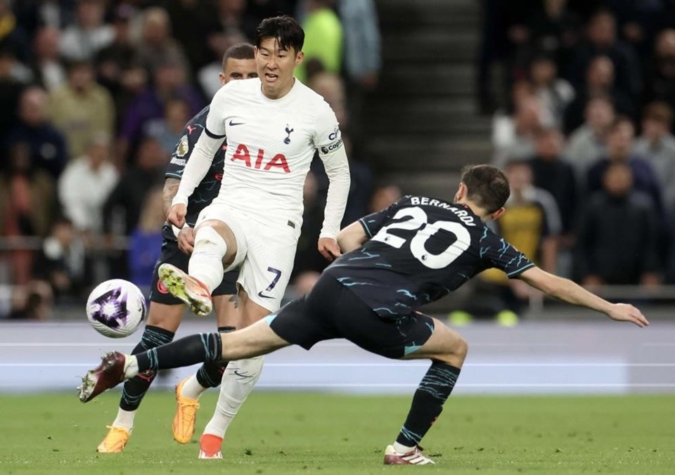 Manchester City, Tottenham'ı devirdi: Son haftaya lider girdi - 1