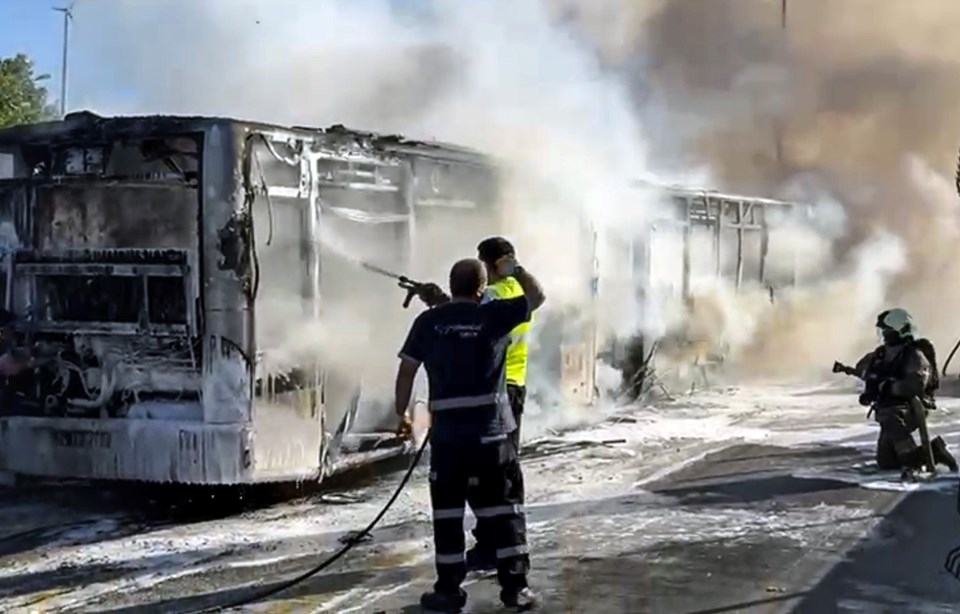 İstanbul'da metrobüs alevlere teslim oldu - 1