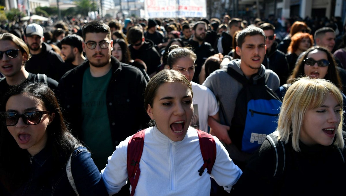 Atina'da 10 bin öğrenci özel üniversitelere karşı yürüdü