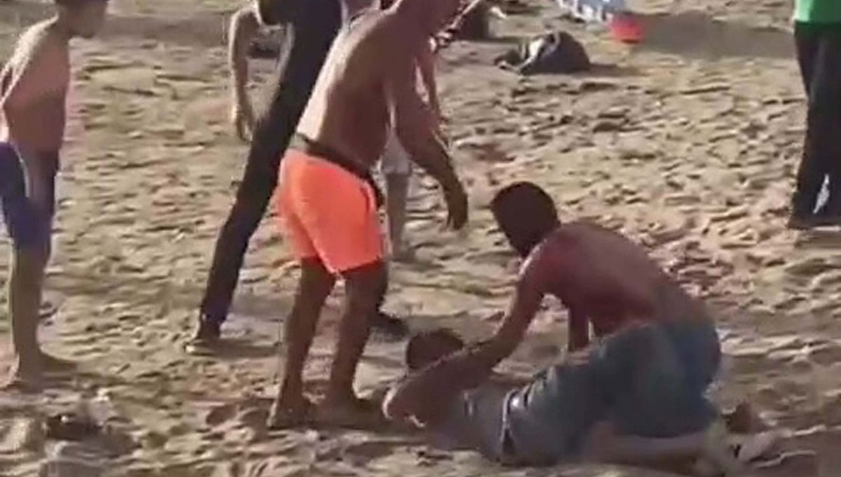Kuşadası'nda plajda çıkan kavganın nedeni belli oldu Kuşadası'nda plajda çıkan kavganın nedeni belli oldu