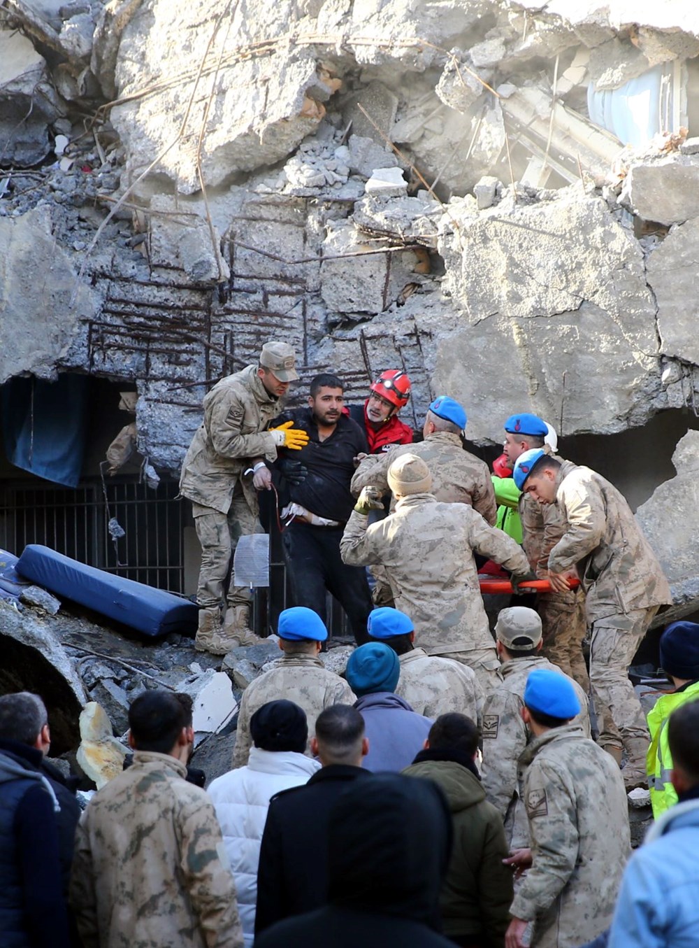 Enkaz altındakiler için zamana karşı yarış - 52