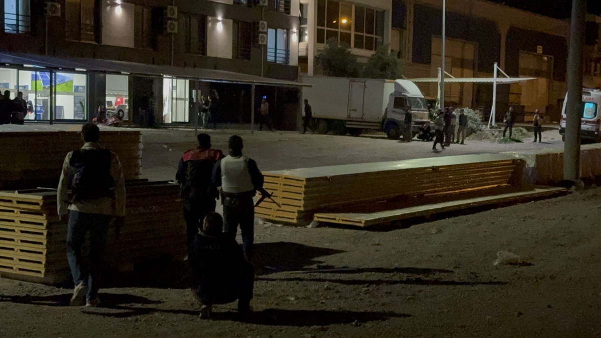 Polis Özel Harekat (PÖH) timleri bölgeye sevk edildi.