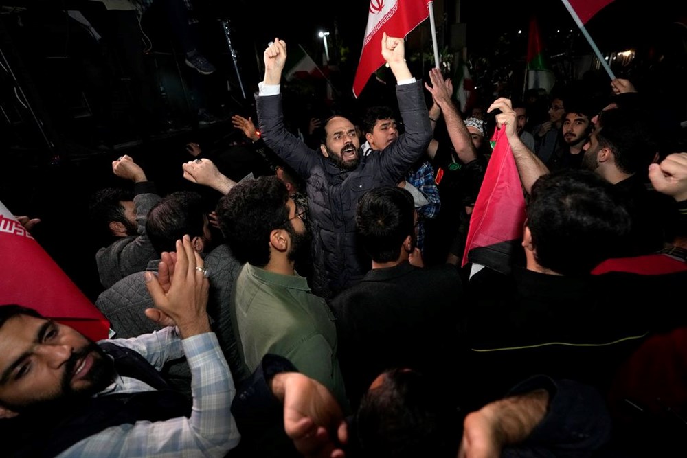 İran'ın İsrail'e saldırısı sonrası Tahran'da kutlama - 6