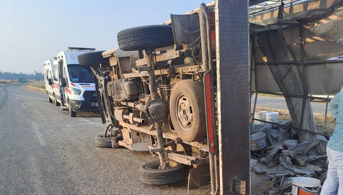 Hatay'da tarım işçilerini taşıyan kamyonet devrildi: 20 yaralı