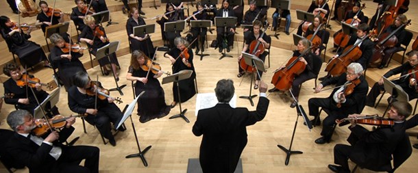 Звуки настройки оркестра. Оркестр для детей. Оркестровая яма с инструментами. По которому настраивается оркестр. Оркестр в оркестровой яме.