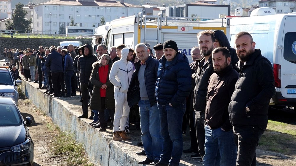 Dalgalara kapılan iki genç için denize atladı - 11
