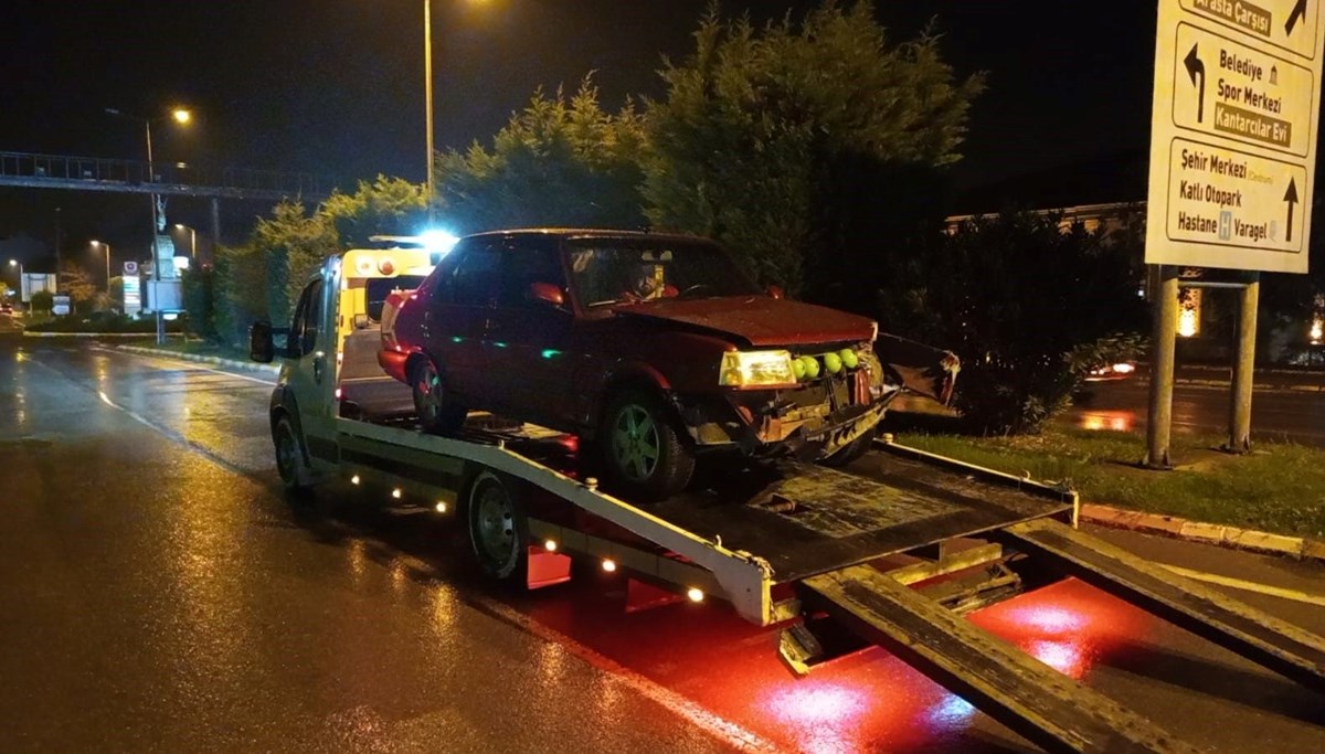 Otomobil, köprünün korkuluklarına çarptı