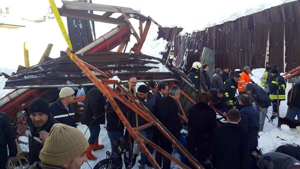 Konya'da pazar yerinin çatısı çöktü: 4 yaralı - 1