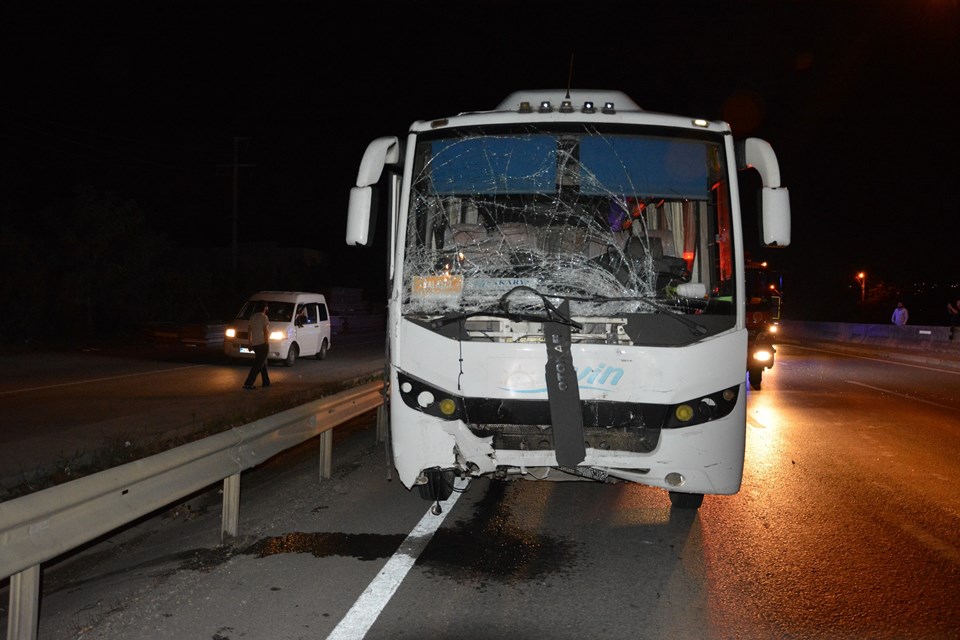 Servis otobüsü ile hafif ticari araç çarpıştı: 4 yaralı - 1