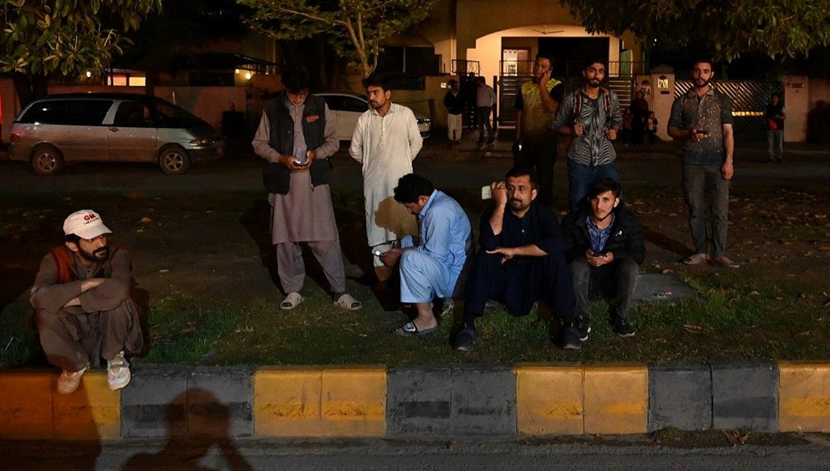 Pakistan'da deprem sebebiyle ölenlerin sayısı 9'a yükseldi Pakistan'da deprem sebebiyle ölenlerin sayısı 9'a yükseldi