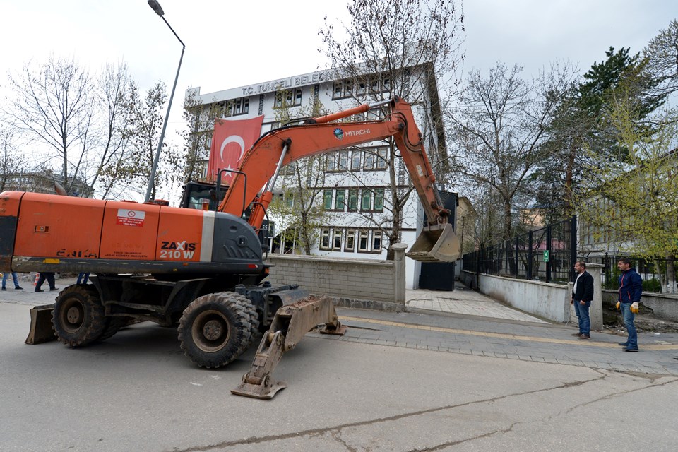 TKP'li Maçoğlu, Tunceli Belediyesi önündeki duvarları yıktırdı - 1