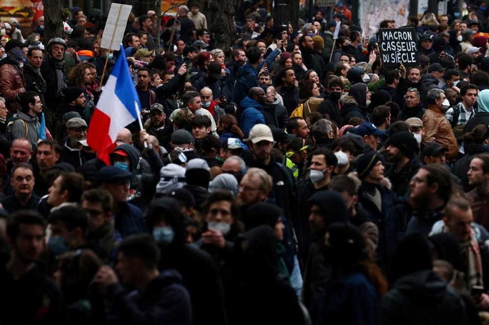 Macron'un emeklilik reformuna karşı 1 milyonu aşkın Fransız sokağa çıktı - 7