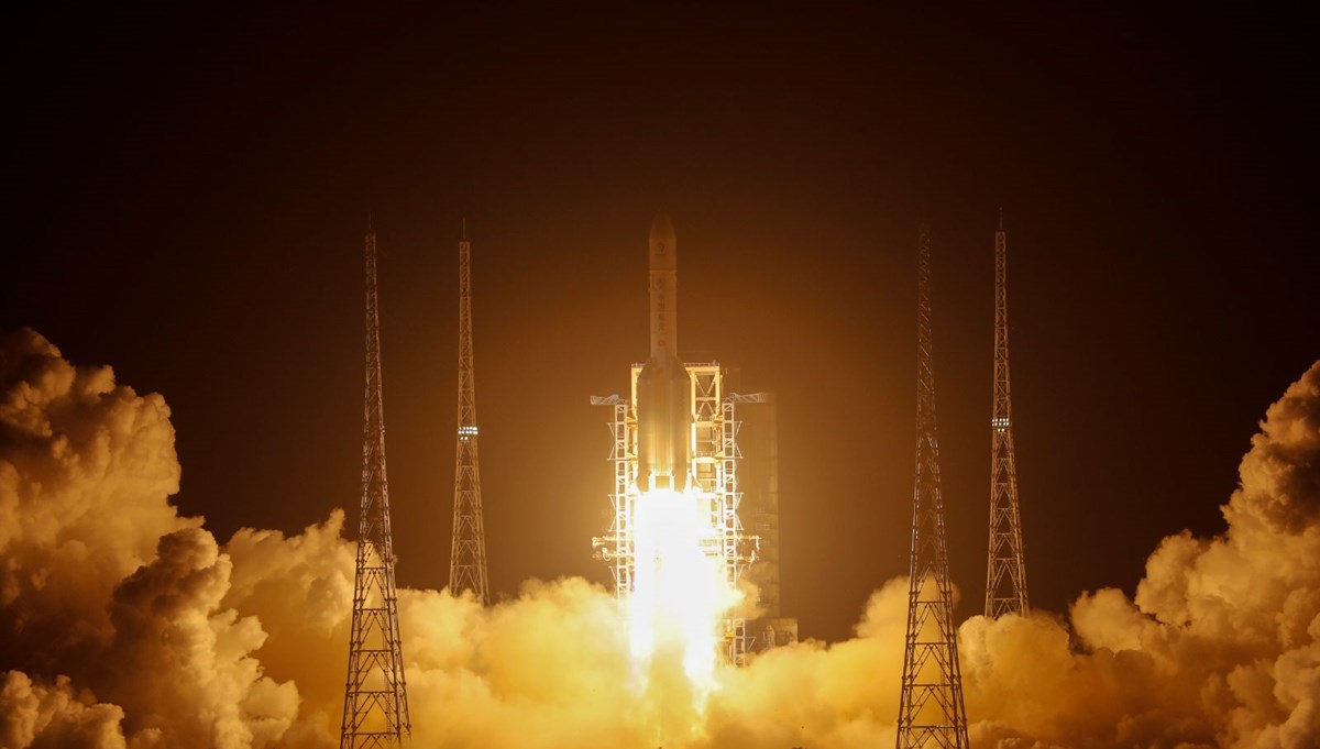 Çin, Ay'dan örnek toplayacak Chang'e 5 aracını uzaya fırlattı