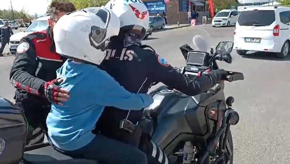 Sınava girecekken kimliğini unutan öğrencilerin imdadına polis ekipleri yetişti Sınava girecekken kimliğini unutan öğrencilerin imdadına polis ekipleri yetişti
