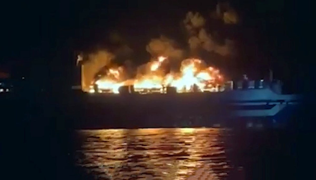SON DAKİKA: Yunanistan'da yolcu gemisinde yangın