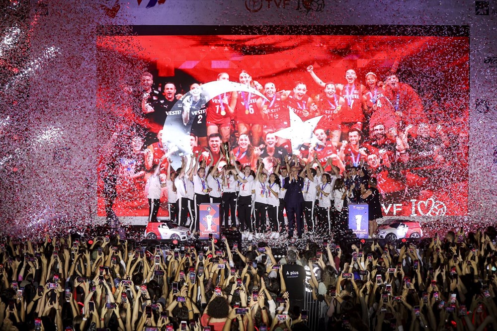 Galataport'ta şampiyonluk kutlaması | Filenin Sultanları tarihi zaferi vatandaşlarla kutladı - 3