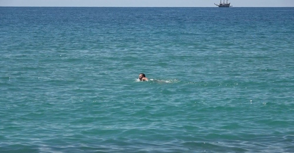 Güneşli havayı gören plajları doldurdu: Denizin keyfini çıkardılar - 5