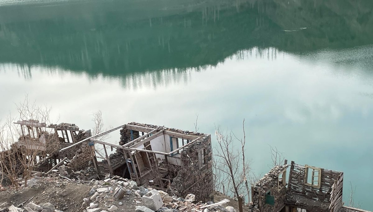 Baraj suyu çekilince gün yüzüne çıktı:  Dipte kalan köylerin yapıları ortaya çıktı
