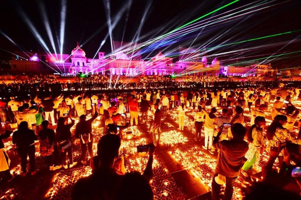Hindistan, Covid-19 salgınının gölgesinde ışık festivalini kutluyor - 2