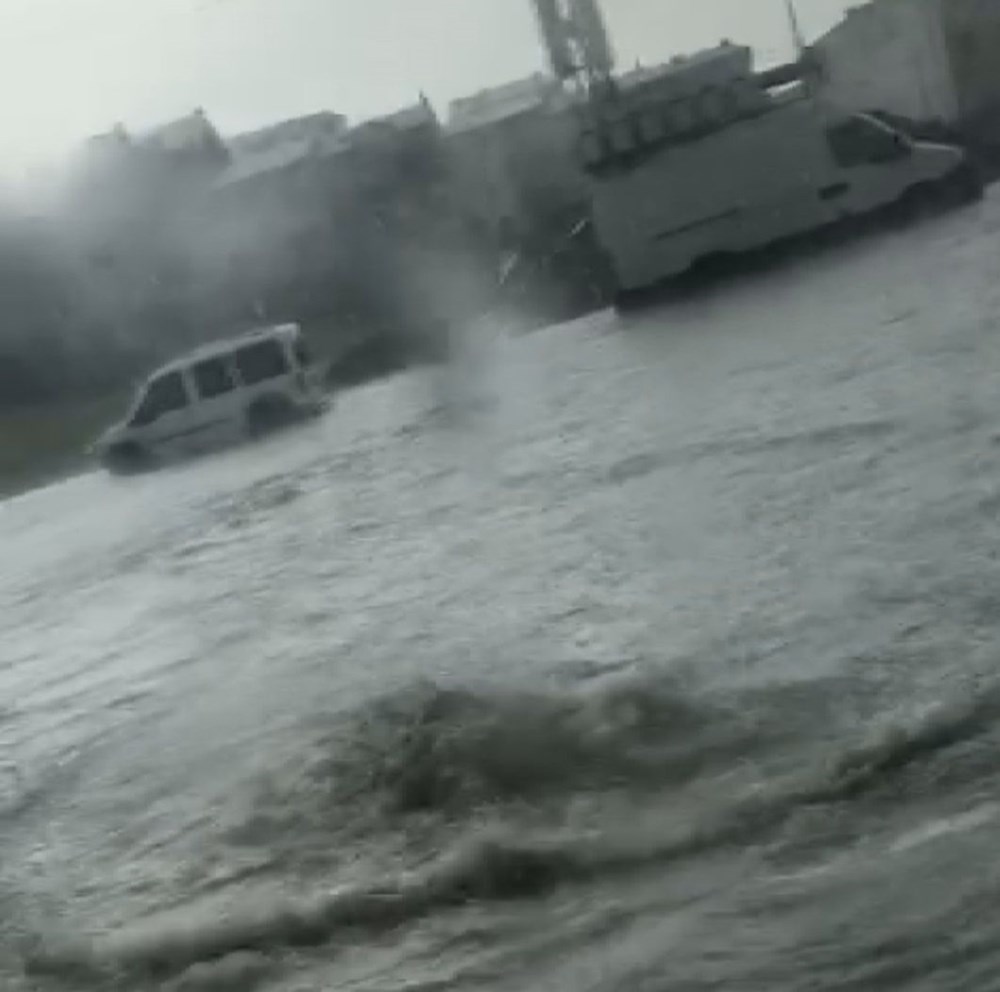 İstanbul'da şiddetli yağış: Yollar göle döndü, boğaza çamurlu su aktı - 8